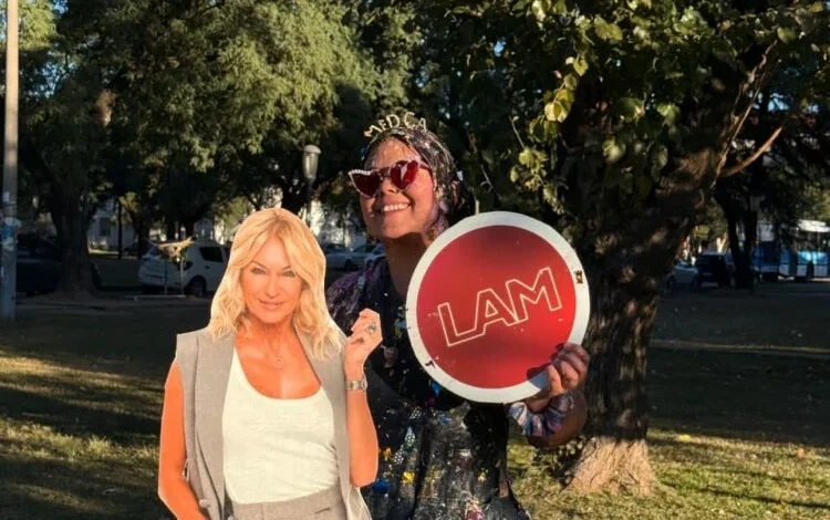 Juana Mercado abrazada a una gigantografía de Yanina Latorre, panelista de Los Ángeles de la Mañana