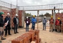 Imagen de una obra en construcción con trabajadores utilizando elementos de protección personal