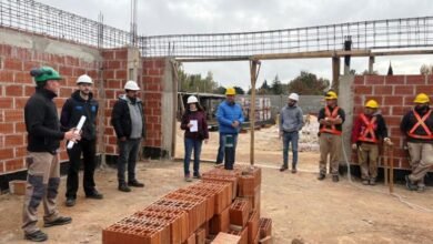 Imagen de una obra en construcción con trabajadores utilizando elementos de protección personal