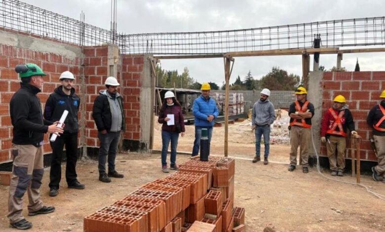 Imagen de una obra en construcción con trabajadores utilizando elementos de protección personal