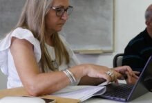 Docentes trabajando con tecnología en un aula de secundaria