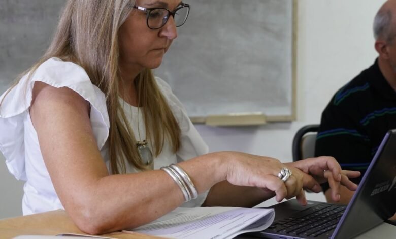Docentes trabajando con tecnología en un aula de secundaria