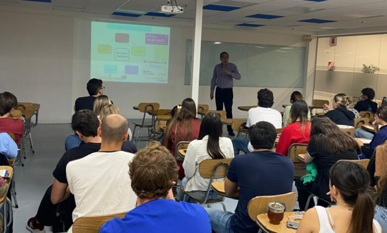 Estudiantes de medicina durante una capacitación sobre procuración de órganos y tejidos para trasplante