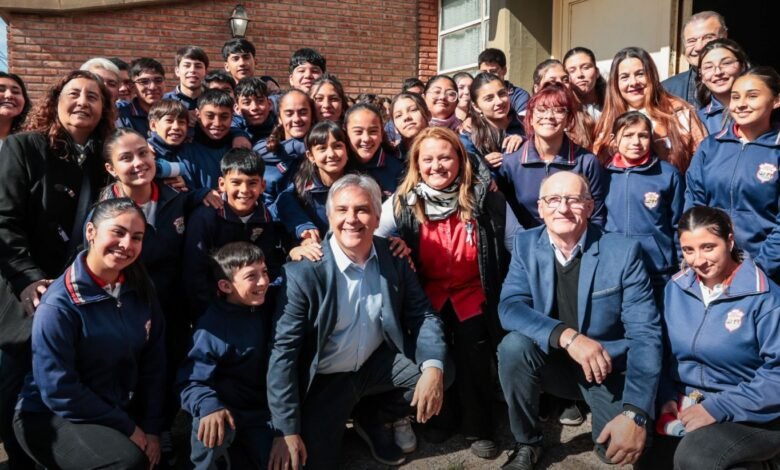 El gobernador Martín Llaryora durante su gira por Río Segundo