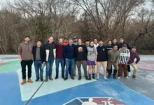 Jugadores de básquet en la cancha del Parque del Kempes