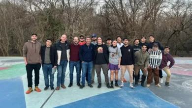 Jugadores de básquet en la cancha del Parque del Kempes