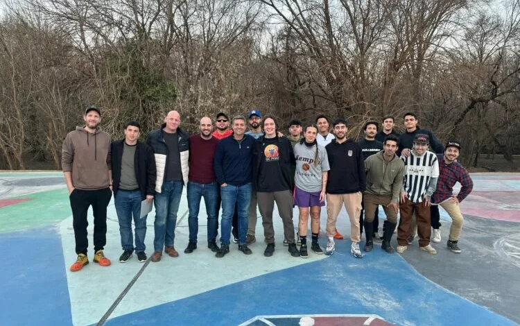 Jugadores de básquet en la cancha del Parque del Kempes
