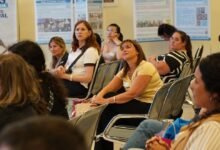 Docentes y estudiantes en una charla sobre educación ambiental