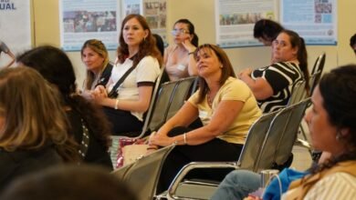 Docentes y estudiantes en una charla sobre educación ambiental