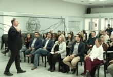 Imagen de una persona en un entorno de formación profesional, con herramientas y equipos de trabajo.