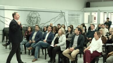 Imagen de una persona en un entorno de formación profesional, con herramientas y equipos de trabajo.