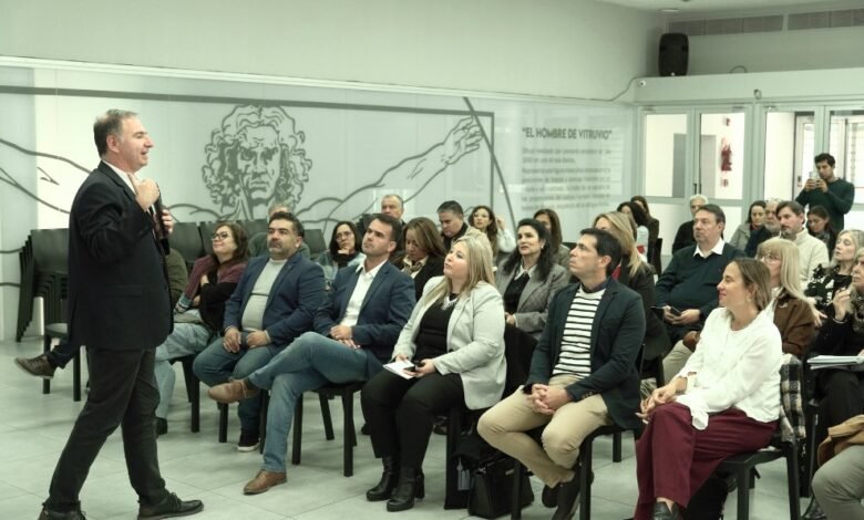 Imagen de una persona en un entorno de formación profesional, con herramientas y equipos de trabajo.