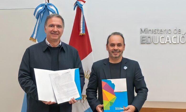 Firma del convenio entre el Ministerio de Educación y el Ente Metropolitano Córdoba para impulsar prácticas laborales para estudiantes