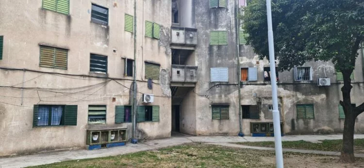 Barrio SEP con torres en espera de reparación