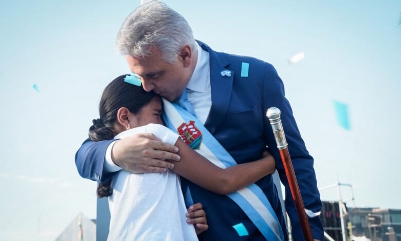 Imagen del gobernador Llaryora durante el acto de proclamación de Las Higueras como ciudad