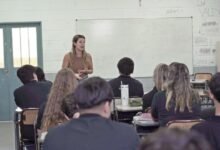 Docentes en una clase de educación financiera