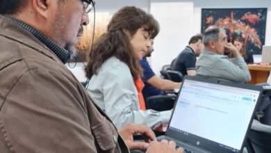 Docentes en una clase con computadoras