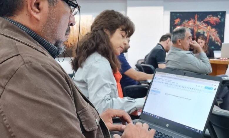 Docentes en una clase con computadoras
