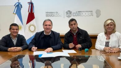 Firma del convenio entre el Ministerio de Educación y la Municipalidad de Valle Hermoso