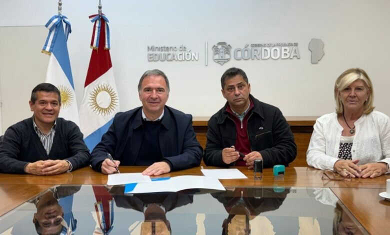 Firma del convenio entre el Ministerio de Educación y la Municipalidad de Valle Hermoso
