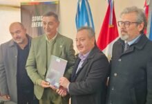 Imagen de la firma de convenios para la conexión eléctrica rural en Córdoba