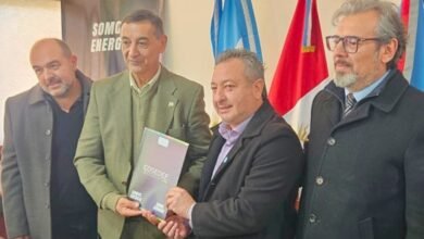 Imagen de la firma de convenios para la conexión eléctrica rural en Córdoba