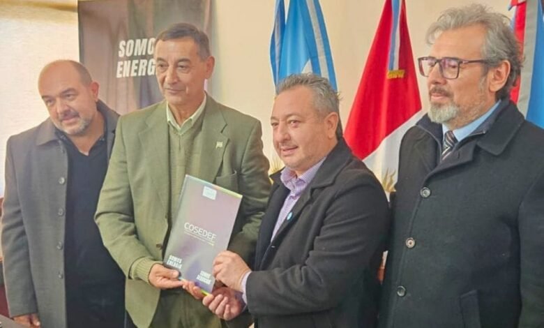 Imagen de la firma de convenios para la conexión eléctrica rural en Córdoba