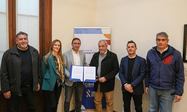 Firma del acuerdo entre el Ministerio de Justicia y el Colegio de Agrimensores