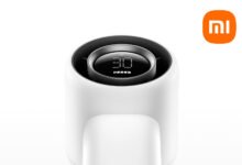 Miniventilador de Xiaomi en acción, refrescando a una persona en un día caluroso de verano