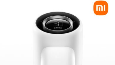 Miniventilador de Xiaomi en acción, refrescando a una persona en un día caluroso de verano