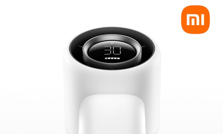 Miniventilador de Xiaomi en acción, refrescando a una persona en un día caluroso de verano