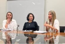 Imagen de un grupo de estudiantes y docentes trabajando juntos para prevenir el bullying