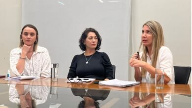Imagen de un grupo de estudiantes y docentes trabajando juntos para prevenir el bullying