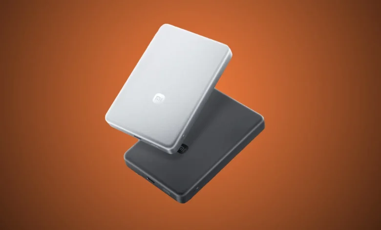 Imagen de la batería MagSafe de Xiaomi con dispositivos cargando