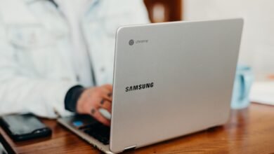 Imagen de un Googlebook y un Chromebook lado a lado, representando la transición tecnológica