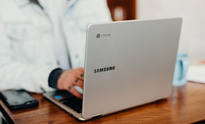 Imagen de un Googlebook y un Chromebook lado a lado, representando la transición tecnológica