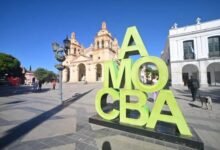Imagen de un cielo parcialmente nublado sobre la ciudad de Córdoba