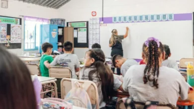 Imagen de un salón de clases con estudiantes y un docente