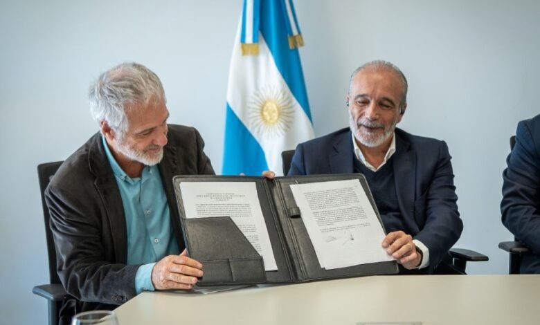 Firma del convenio entre el Ministerio de Infraestructura y Servicios Públicos de la Provincia de Córdoba y la Fundación IVY