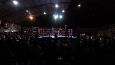 Imagen de un boxeador en acción durante un combate en el gimnasio del Centro 11 en Río Cuarto