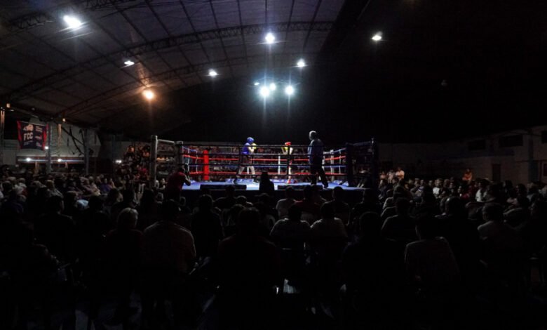 Imagen de un boxeador en acción durante un combate en el gimnasio del Centro 11 en Río Cuarto
