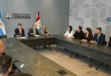 Imagen de una persona firmando un documento digital con una tableta