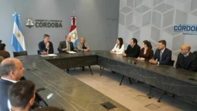 Imagen de una persona firmando un documento digital con una tableta
