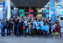 Ciclistas con la bandera de Argentina