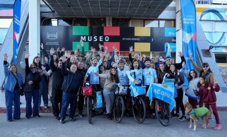 Ciclistas con la bandera de Argentina
