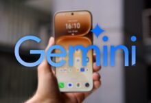 Imagen de una persona utilizando un chatbot en su computadora, con una expresión de frustración en su rostro