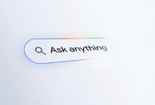 Logo de Google con un fondo de circuitos electrónicos, representando la inteligencia artificial