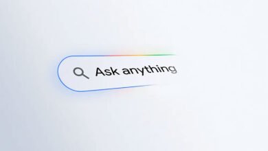 Logo de Google con un fondo de circuitos electrónicos, representando la inteligencia artificial