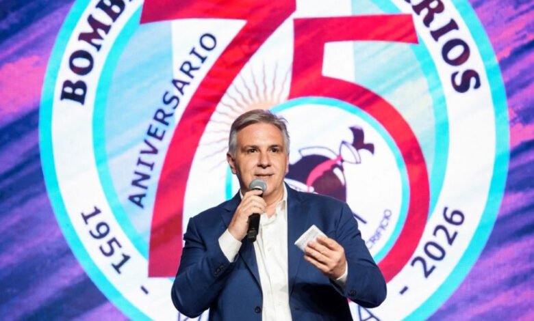 Llaryora en la cena aniversario de los Bomberos Voluntarios de Villa María