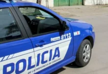 Imagen de la policía deteniendo a un cuidacoches en Cerro de las Rosas